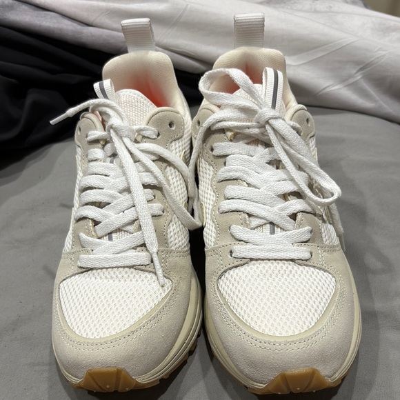 Veja Sneakers - Picture 2 of 5